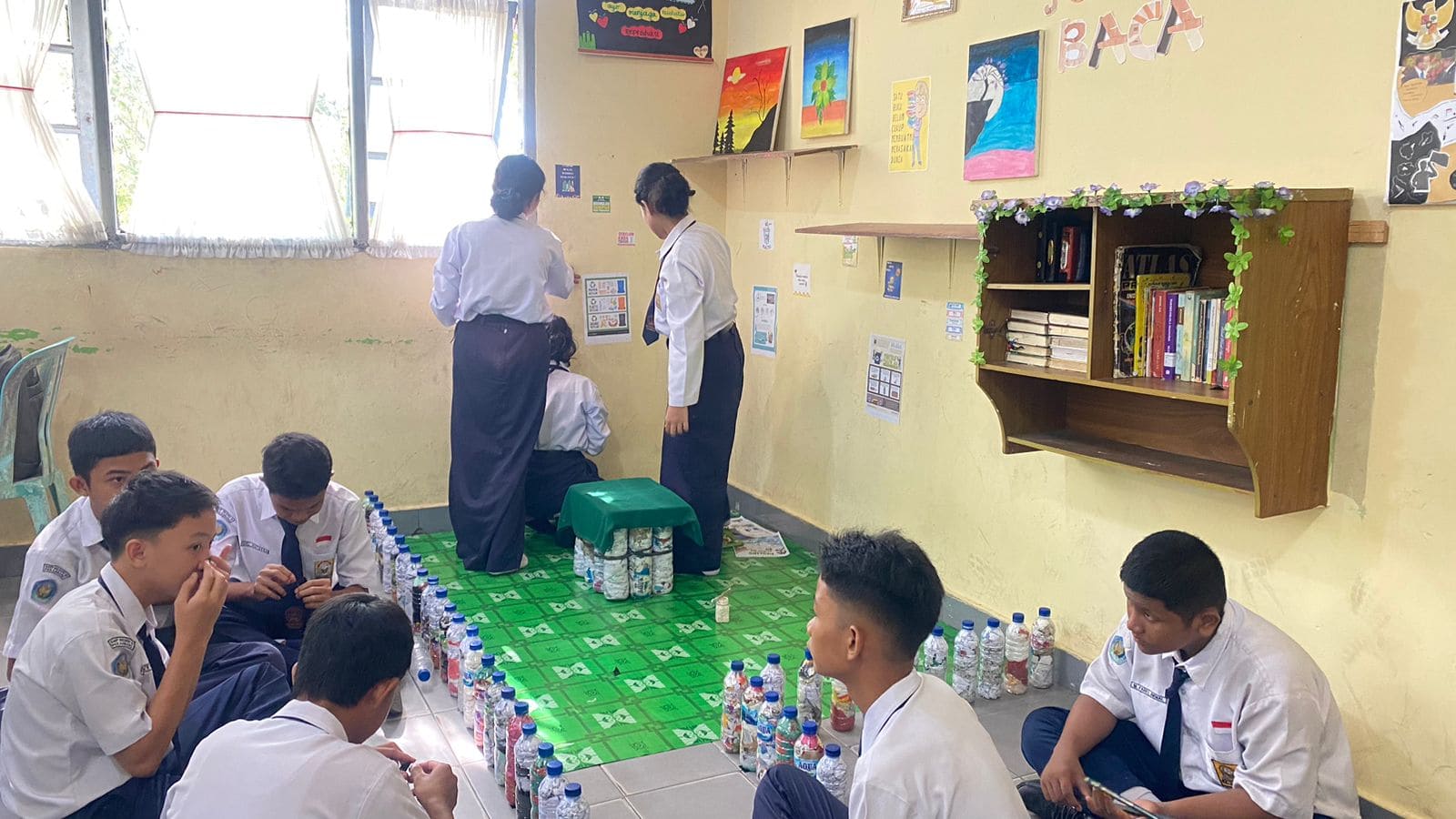 Memanfaatkan Ecobreak sebagai Pojok Baca Kelas 9.6