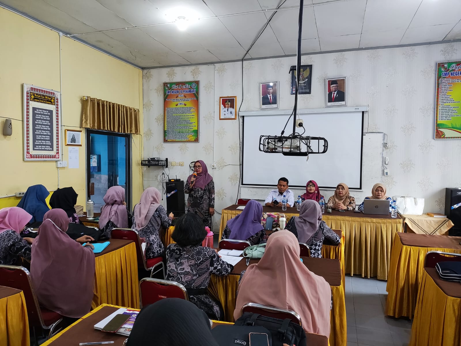 Workshop Percepatan Implementasi Kurikulum Merdeka di SMPN 10 Pekanbaru