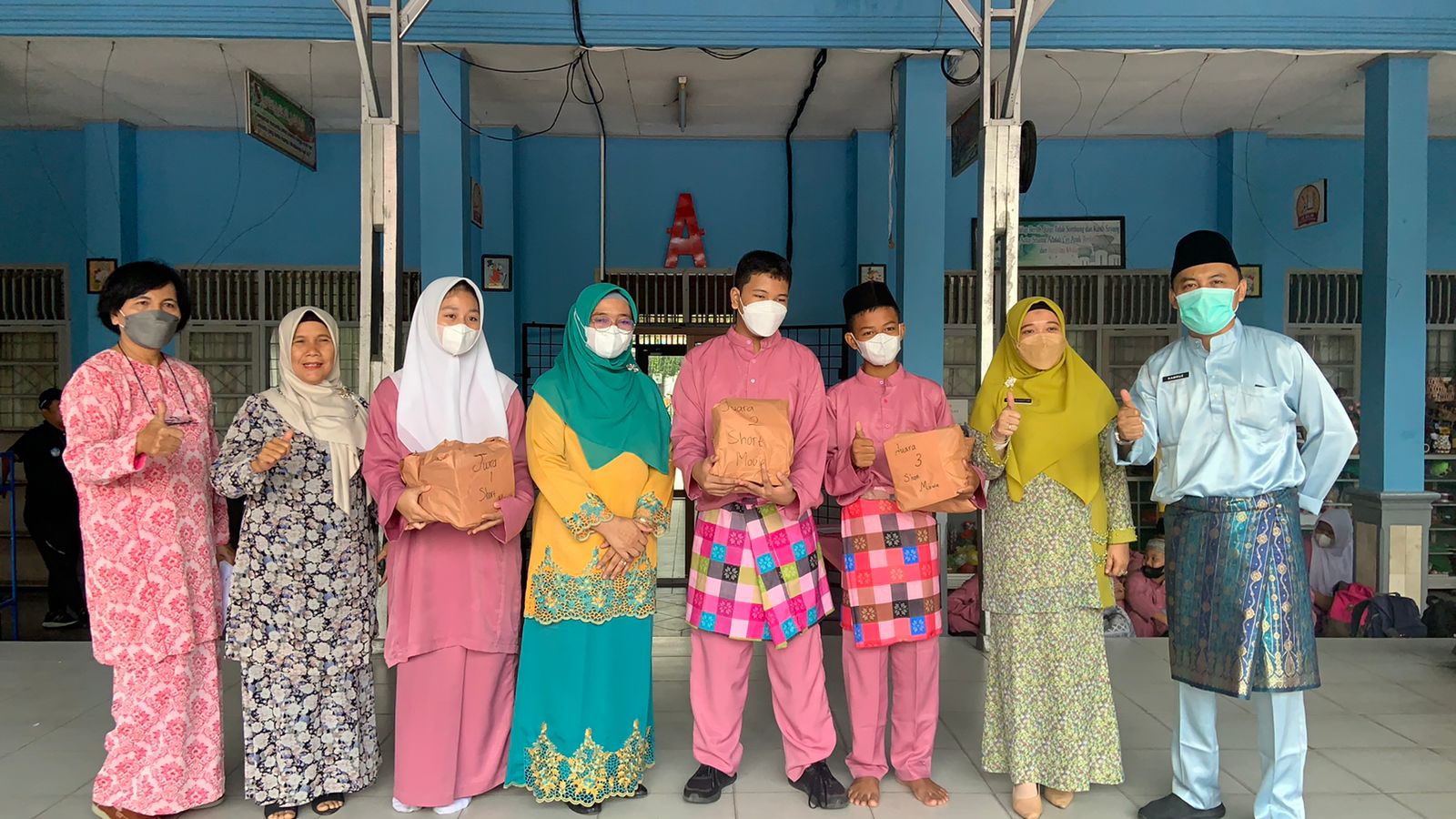 Foto bersama Kepala dan Wakil Kepala SMPN 10 PEKANBARU