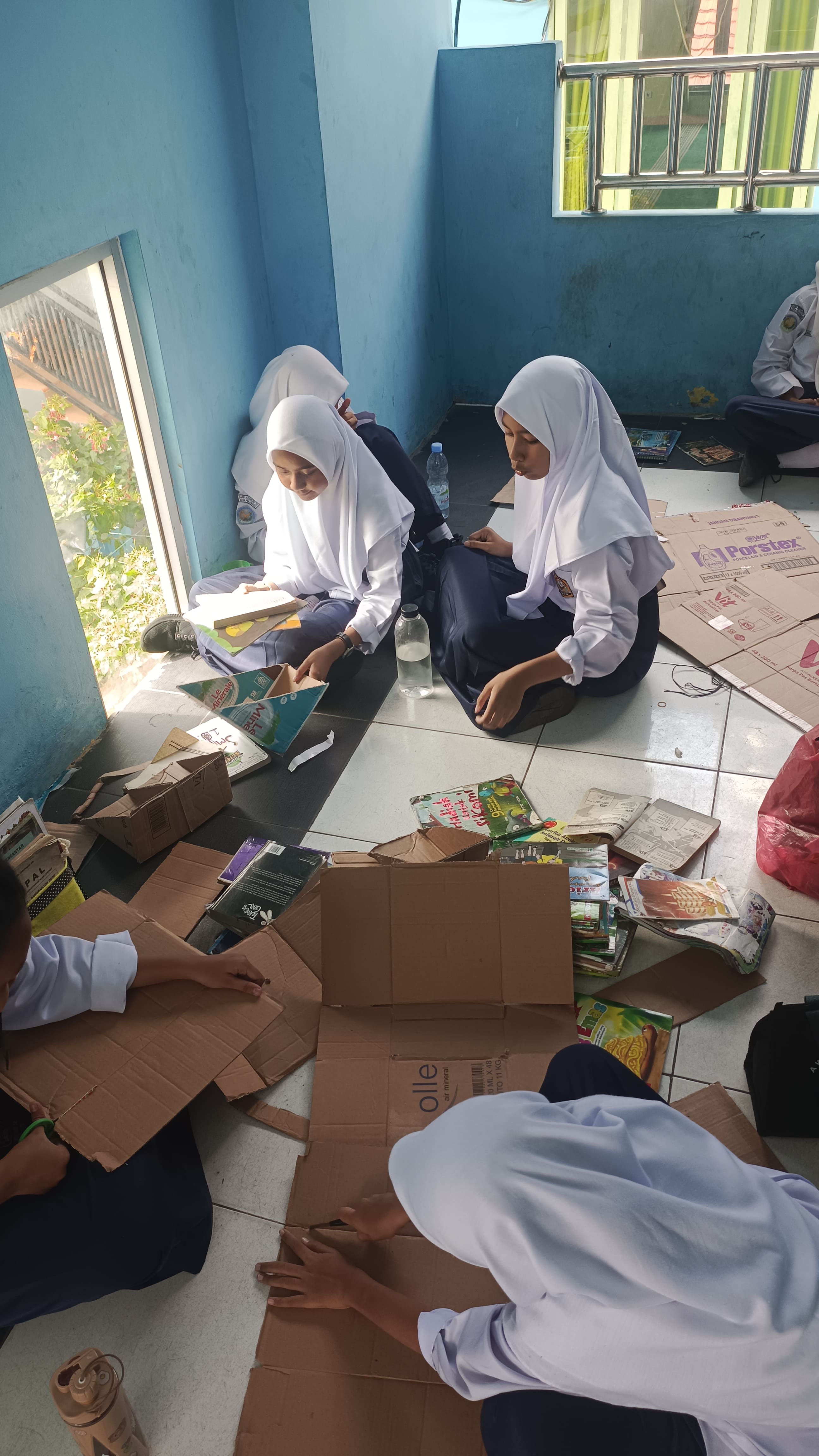 Kegiatan daur ulang kardus bekas menjadi pojok baca