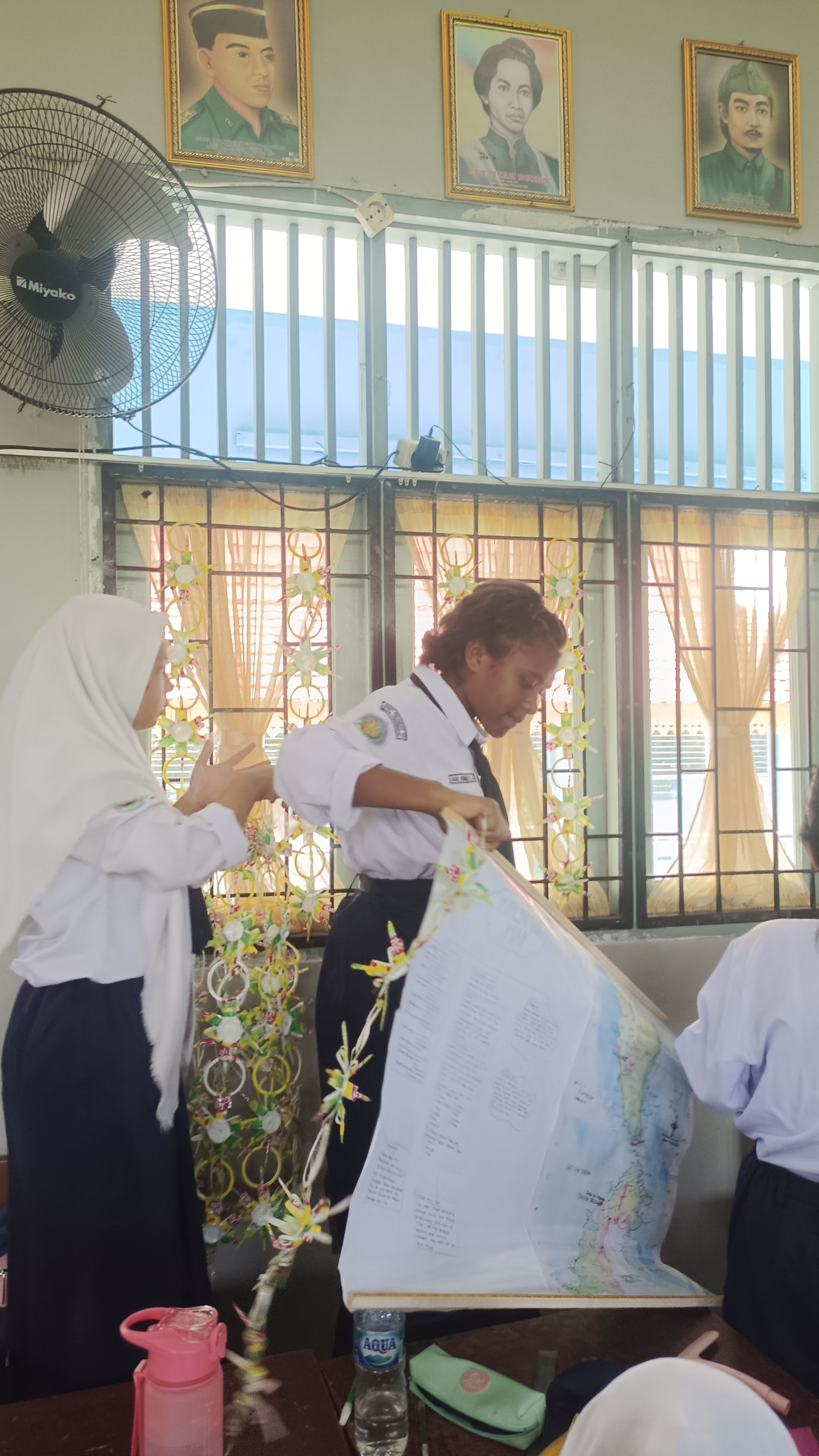 Menggantung tirai daur ulang gelas plastik bekas