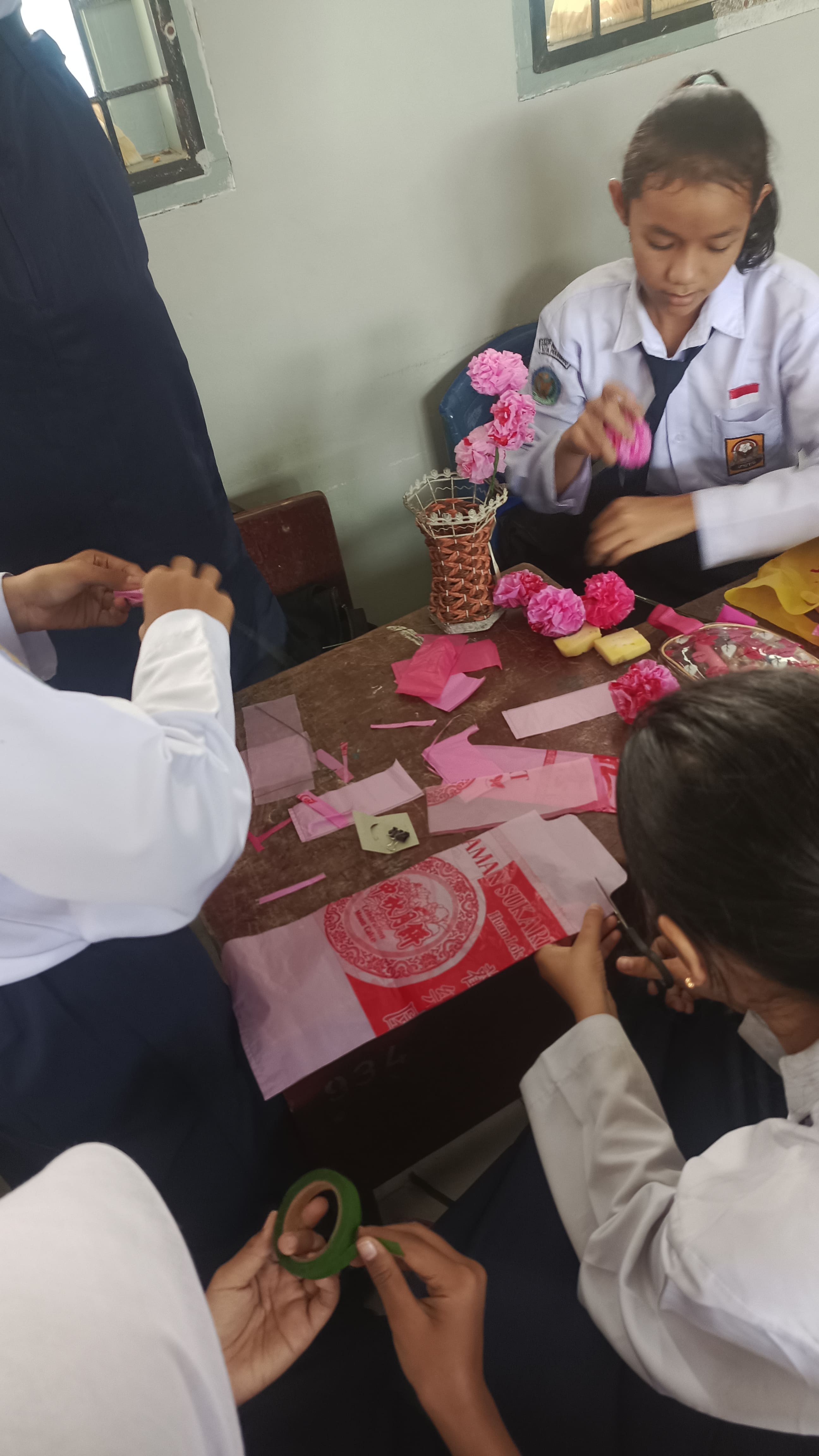 Kegiatan mendaur ulang sampah plastik
