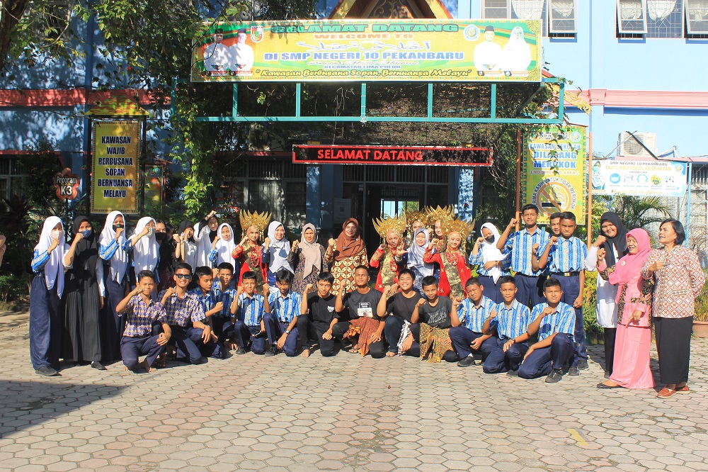 Kelas 9.3 bersama Kepala sekolah dan Wakil