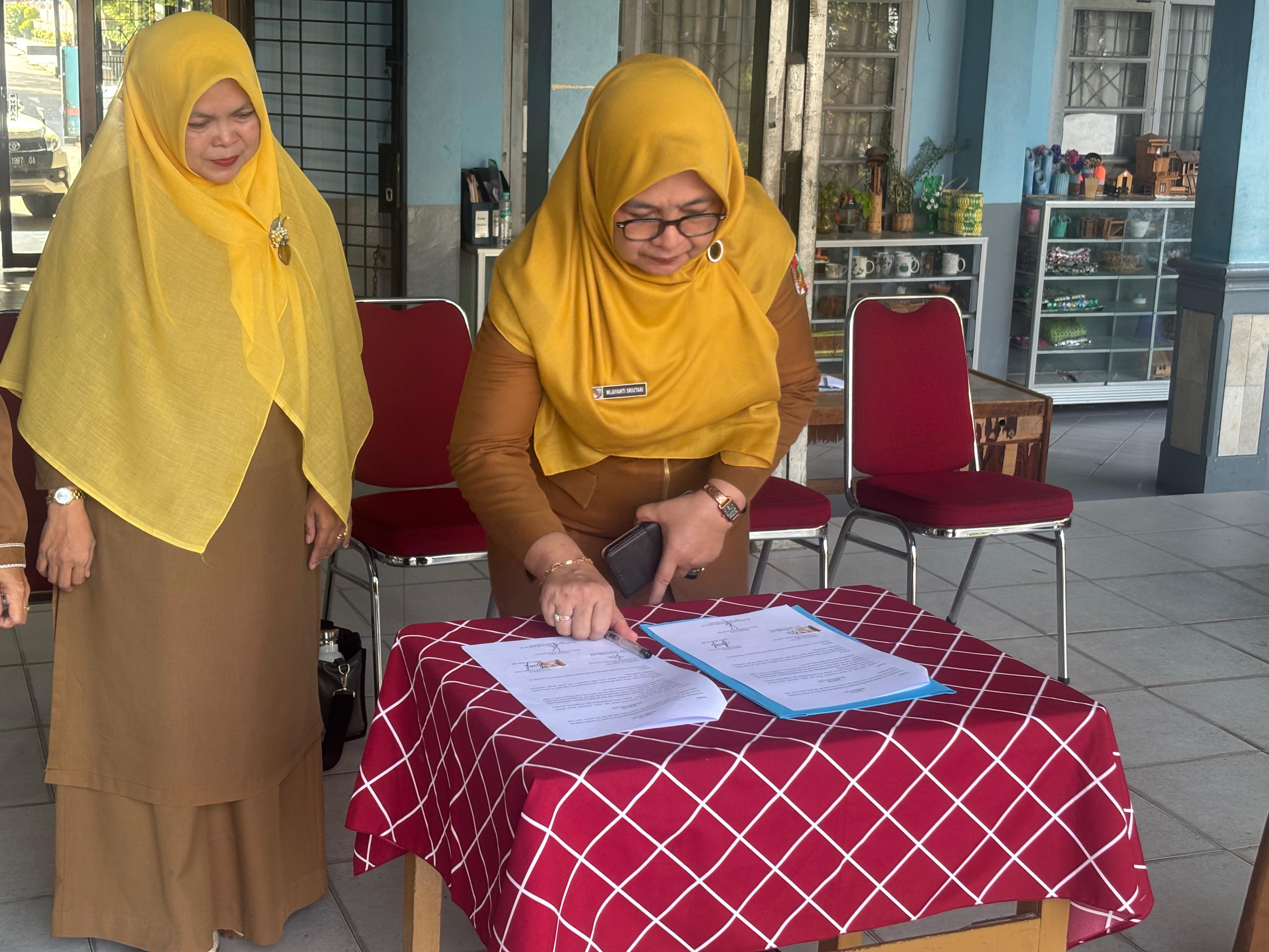 Wujudkan Green City, SMPN 10 Pekanbaru Gandeng Dalang Collection 