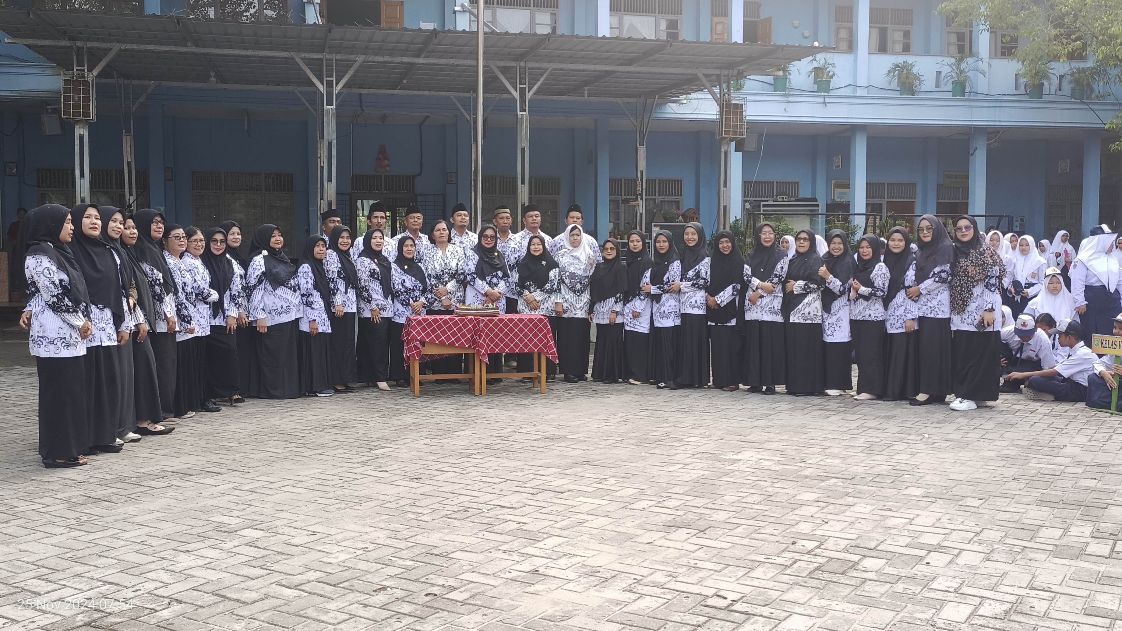 Keseruan Peringatan Hari Guru Nasional dan HUT PGRI di SMP Negeri 10 Pekanbaru