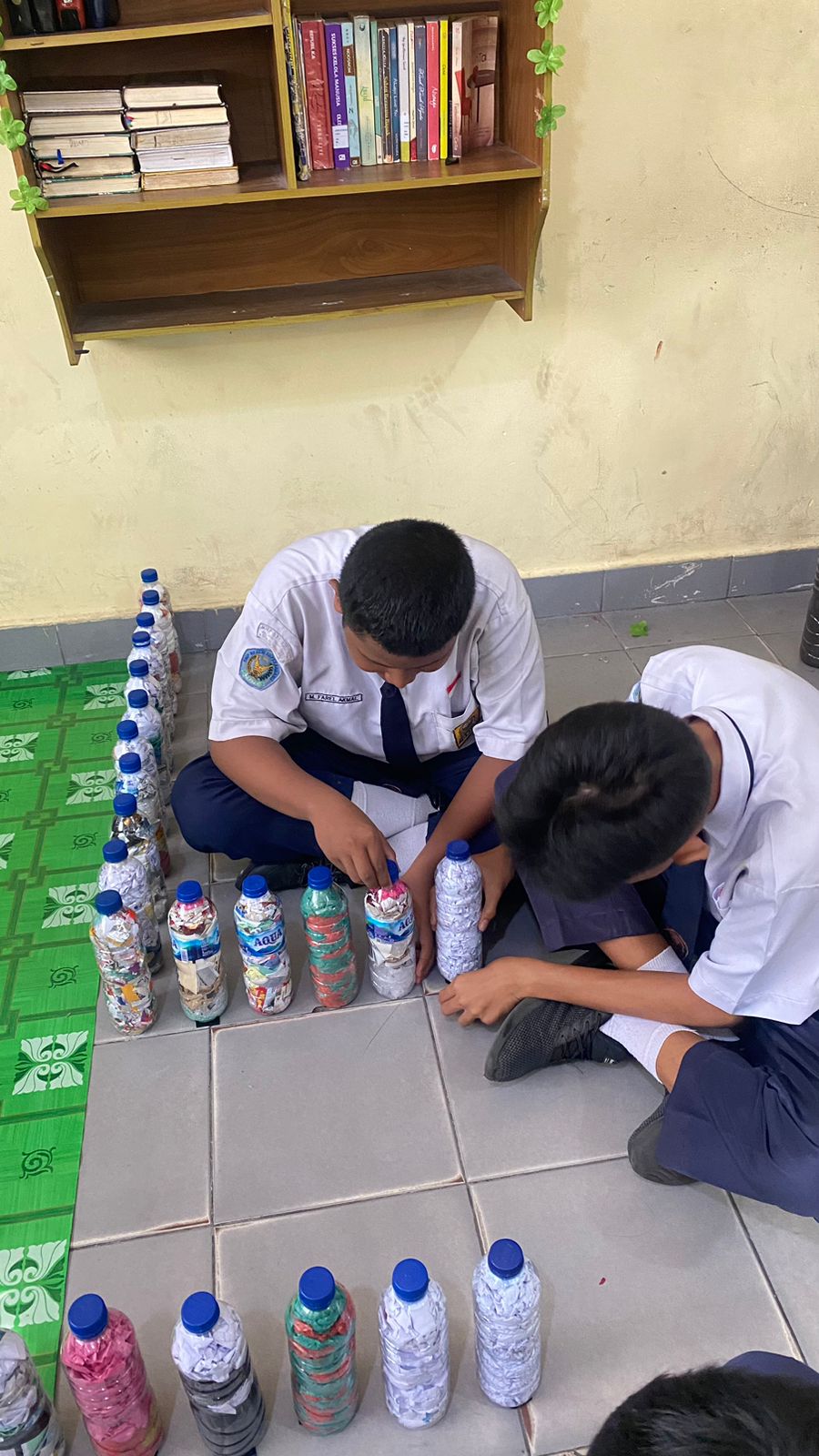 Kegiatan ecobreak membuat pojok baca kelas