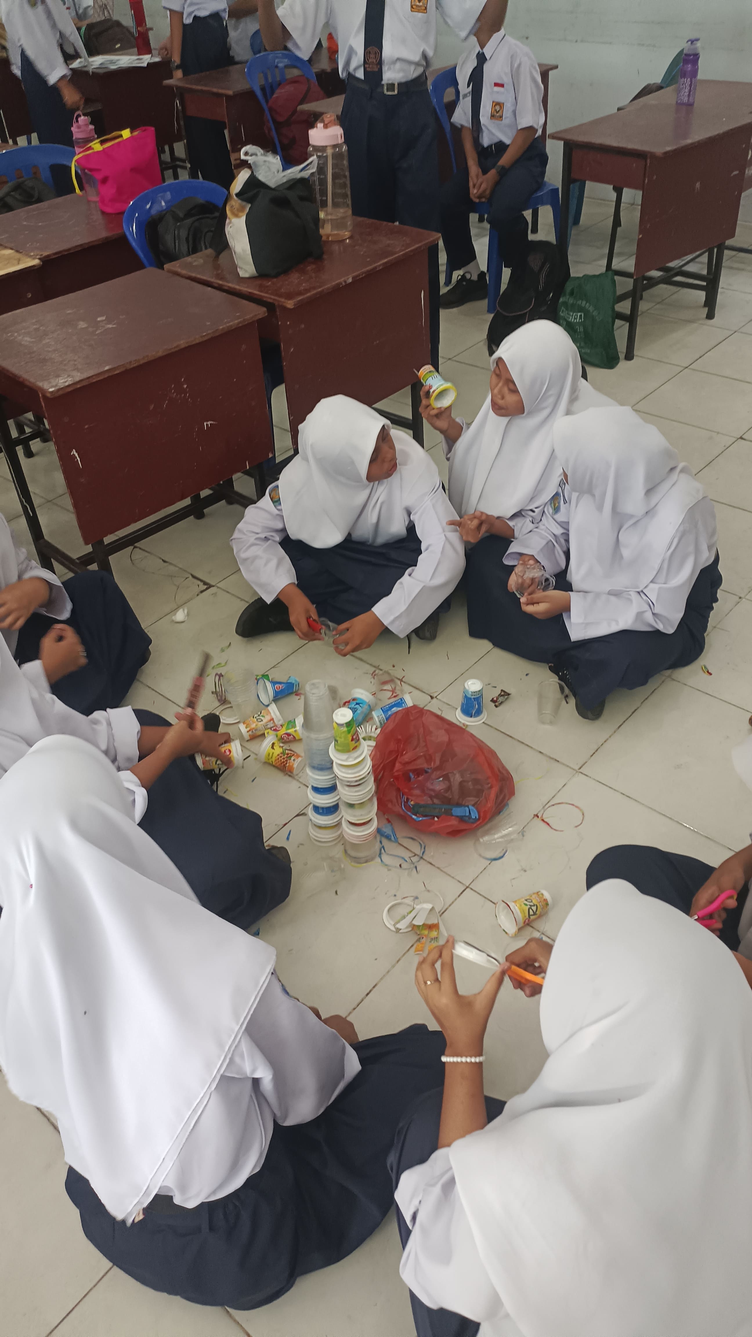 Daur ulang gelas plastik menjadi tirai kelas